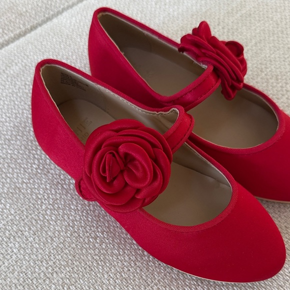 Elegant Red kids Shoes with Floral Accent - Picture 2 of 5